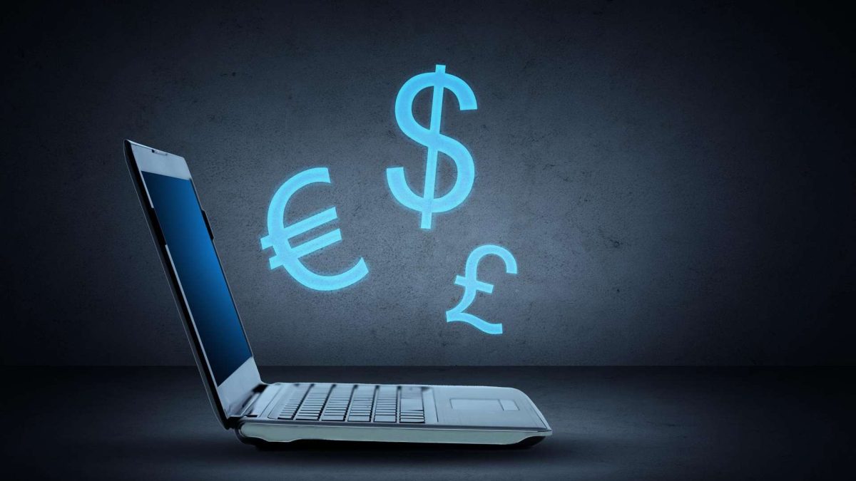 Euro e Dólar digital saindo de computador