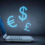 Euro e Dólar digital saindo de computador