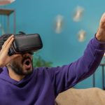 Homem com óculos de realidade virtual em metaverso