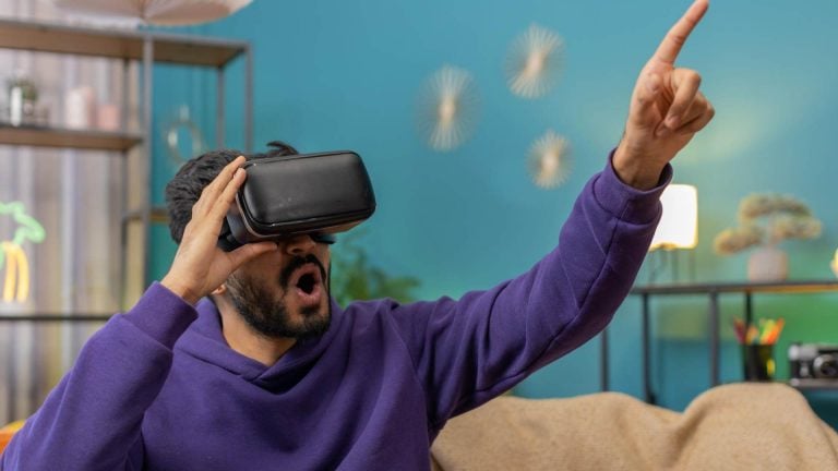 Homem com óculos de realidade virtual em metaverso