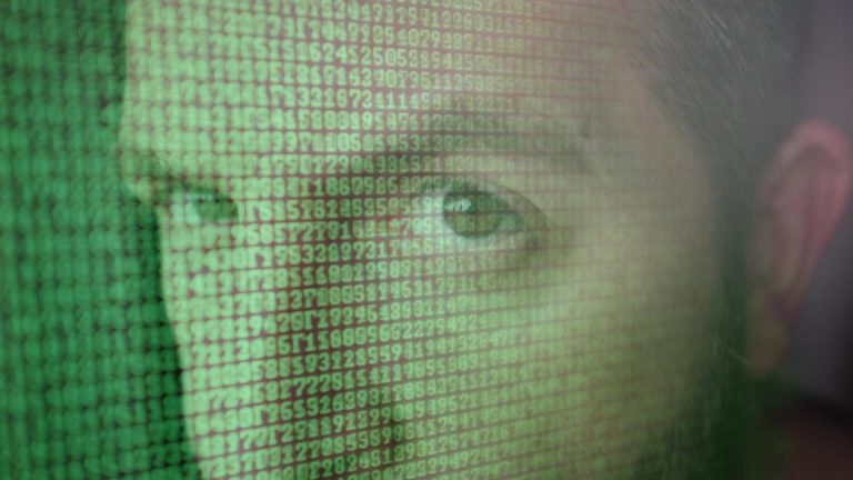 Homem olhando para código em computador STJ mantém preso acusado de roubar milhões em ataque ao sistema Pix