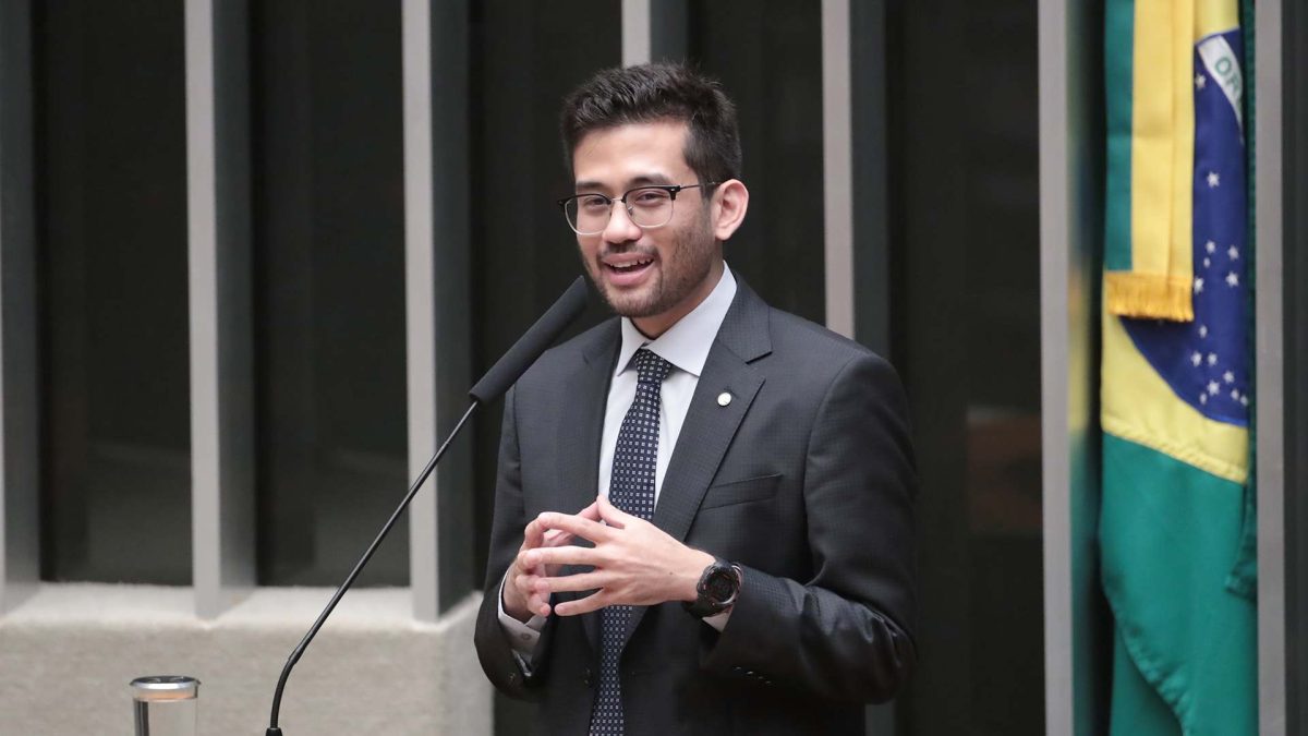 Kim Kataguiri em sessão Deputado propõe projeto para obrigar políticos a declararem bitcoin e criptomoedas