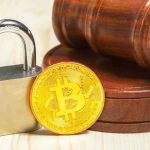 Martelo da justiça, cadeado fechado e bitcoin em destaque Responsabilidade criminal de controladores de PSAVs: o risco de responder pelo que não se fez