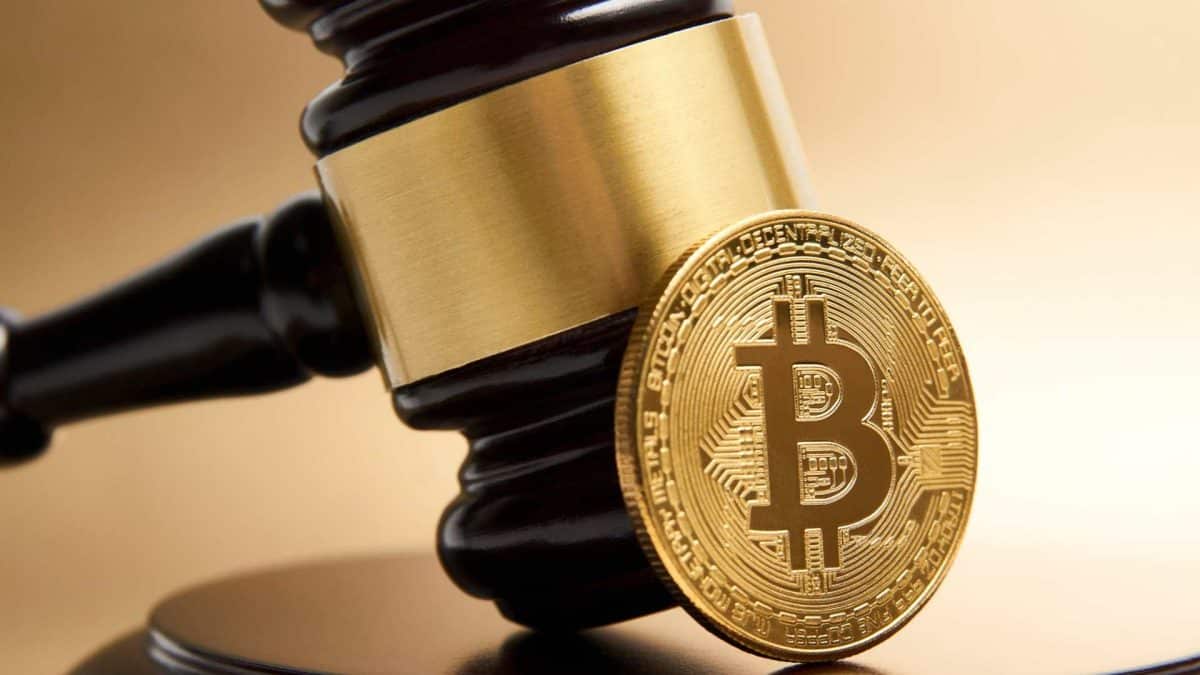Martelo da justiça e bitcoin Ações coletivas contra Onilx na justiça afirmam que rendimentos de 2,8% ao mês pararam e justiça diverge em penhora de bens do dono da empresa Decisões na justiça contra OnilX em duas ações coletivas divergem sobre penhora de bens do sócio da empresa