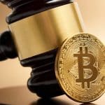 Martelo da justiça e bitcoin Ações coletivas contra Onilx na justiça afirmam que rendimentos de 2,8% ao mês pararam e justiça diverge em penhora de bens do dono da empresa Decisões na justiça contra OnilX em duas ações coletivas divergem sobre penhora de bens do sócio da empresa