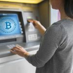 Mulher sacando bitcoin no caixa eletrônico Banco Central do Brasil cria sistema de regulação criptomoedas D+1