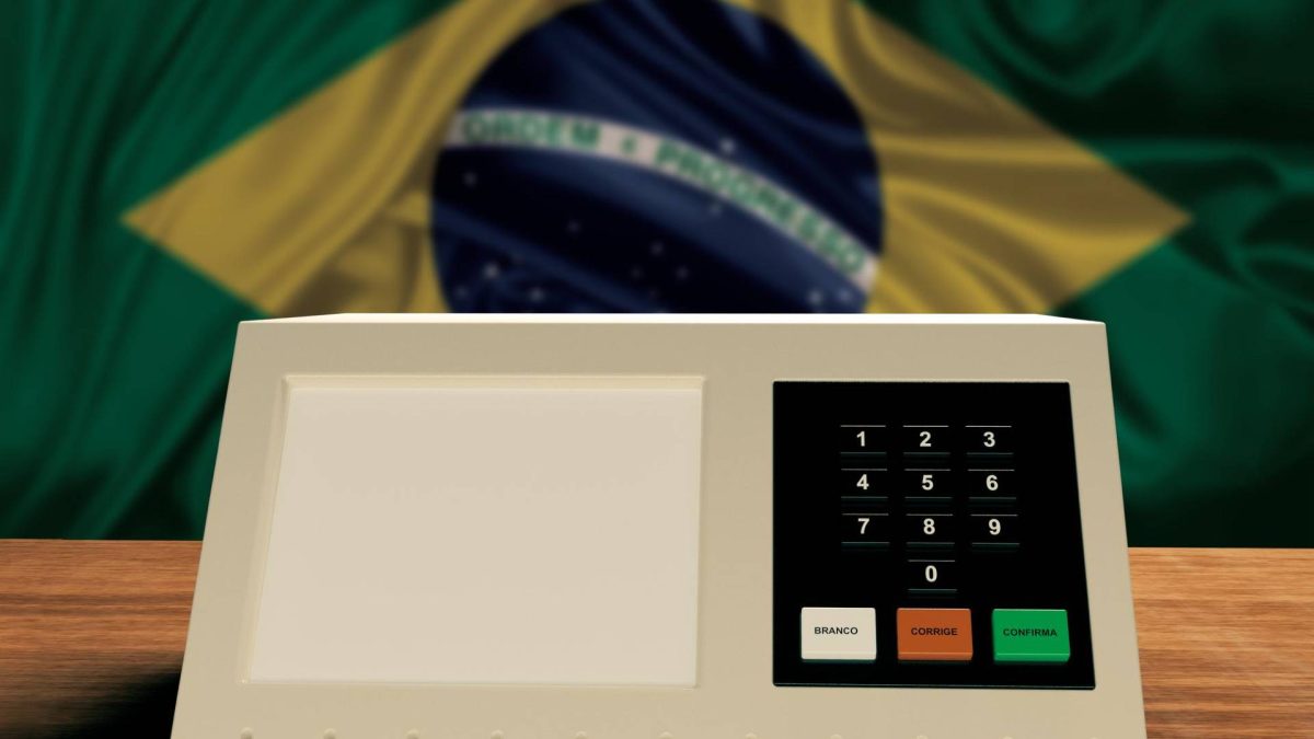 Urna eletrônica do Brasil em eleições Nem um presidenciável tem bitcoin declarado para Eleições 2026, mas um candidato a vice-presidente tem 99% de seu patrimônio na moeda