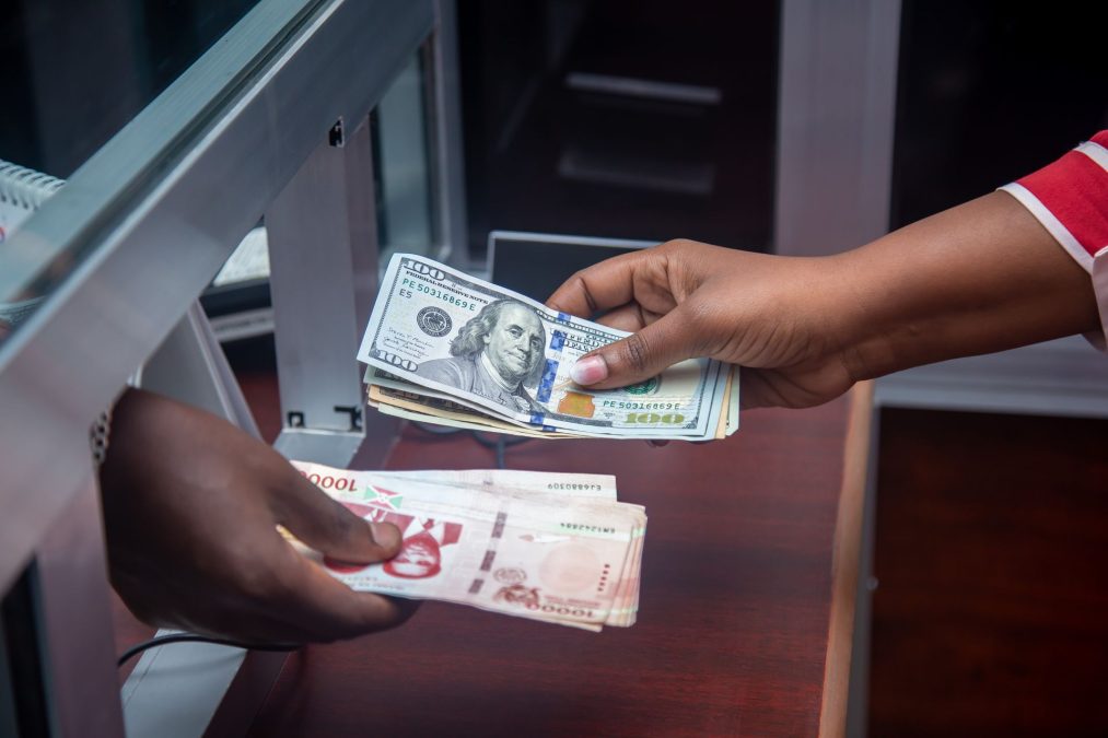 Estudo do Fed aponta que stablecoins apresentam maior atividade durante momentos de crises em países