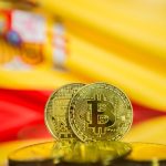 Bandeira da Espanha atrás de bitcoin físico