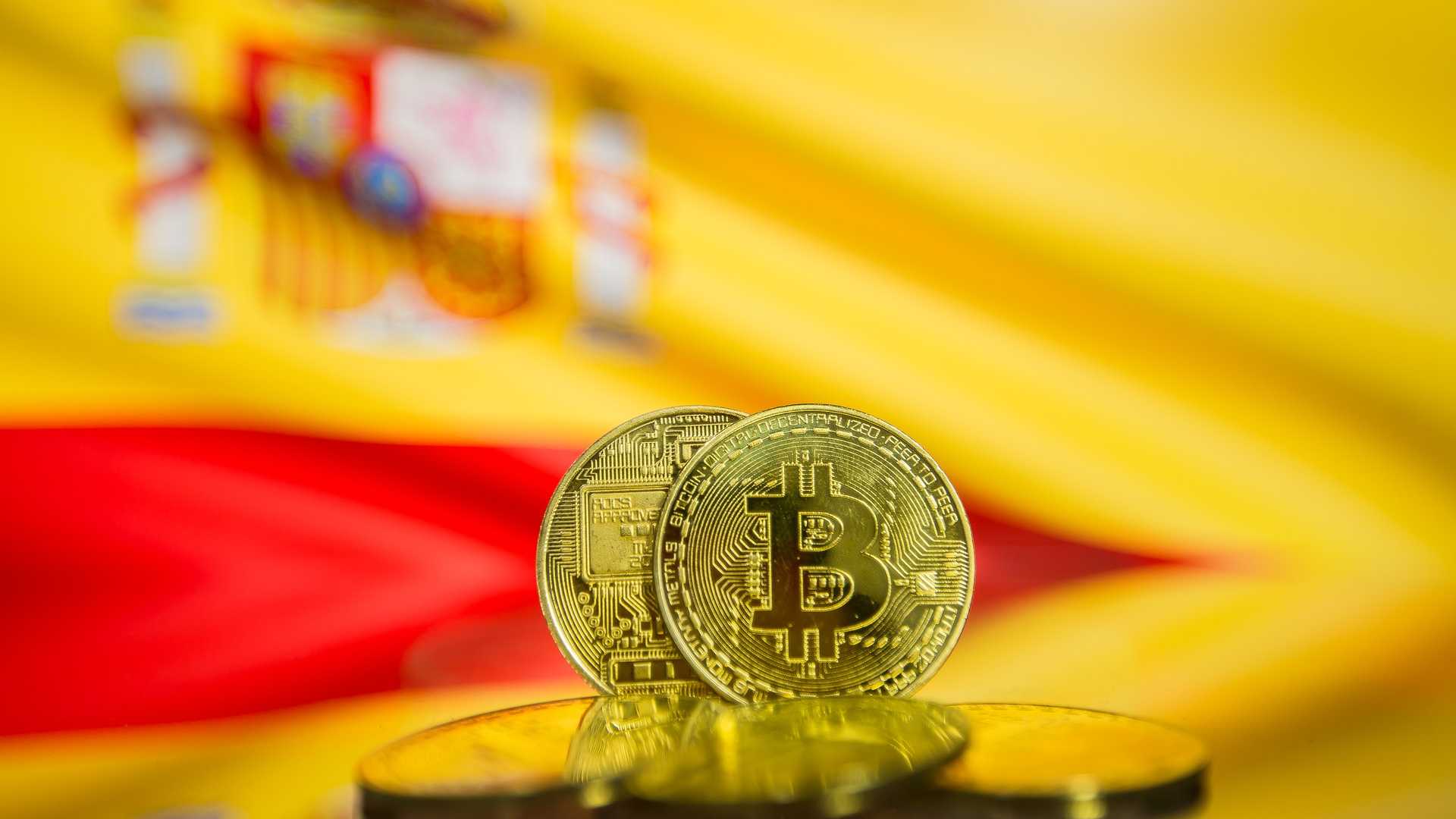 Bandeira da Espanha atrás de bitcoin físico