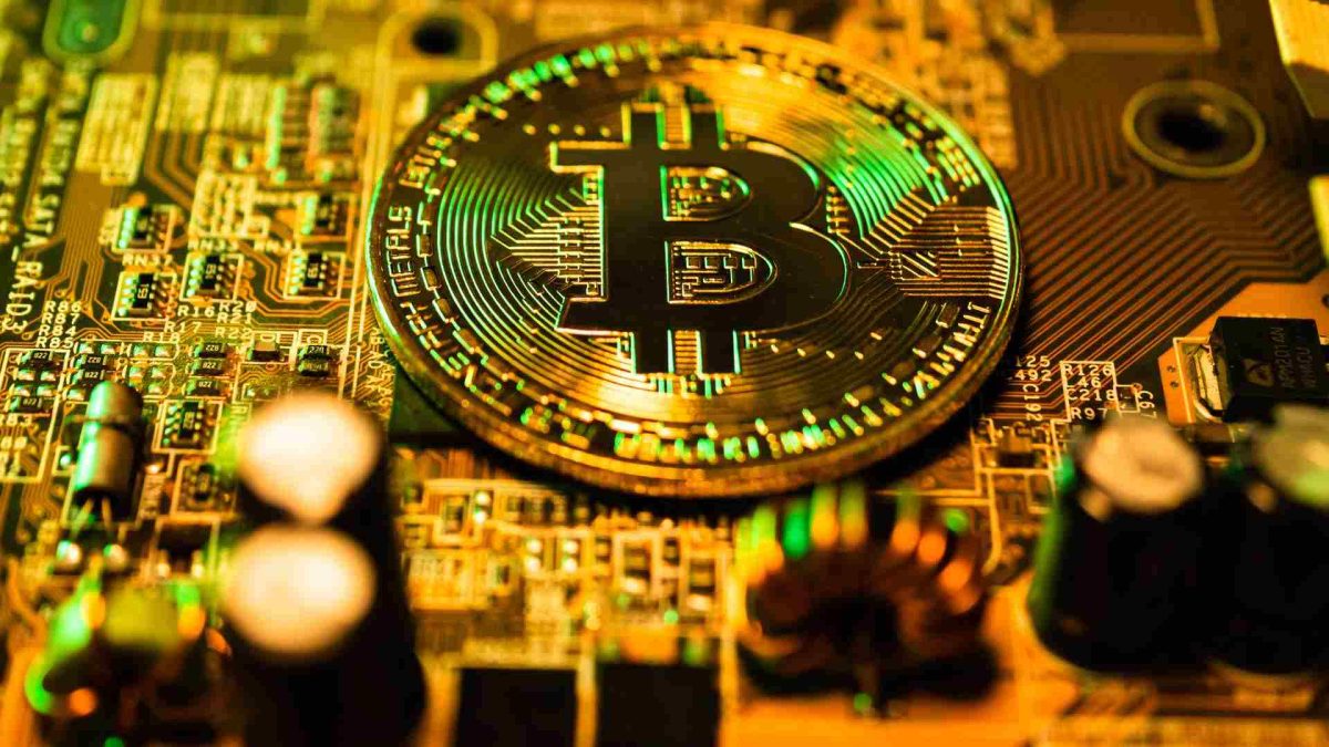 Bitcoin com fundo em circuito eletrônico e cores verde e amarelo em destaque