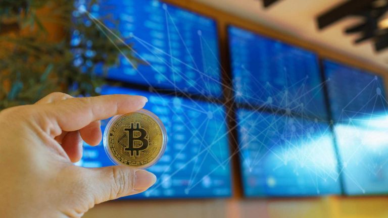 Bitcoin com painel de informações ao fundo Evento da FGV sobre GT de Tokenização da CVM reúne autoridades e empresas em São Paulo, com transmissão ao vivo