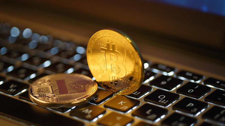 Bitcoin e Litecoin sobre teclado de computador Banco Inter lança Trade Load e libera negociação de contratos futuros de criptomoedas na B3 para investidores