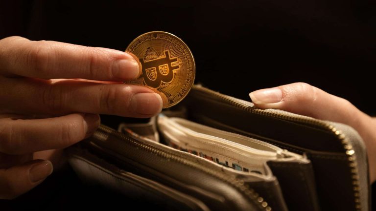 Bitcoin em carteira Relatório da MetaMask expõe falha na Coldcard e processo bilionário da Bybit entre destaques de agosto