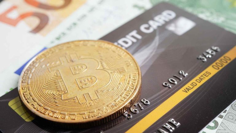 Bitcoin sobre cartão e dinheiro