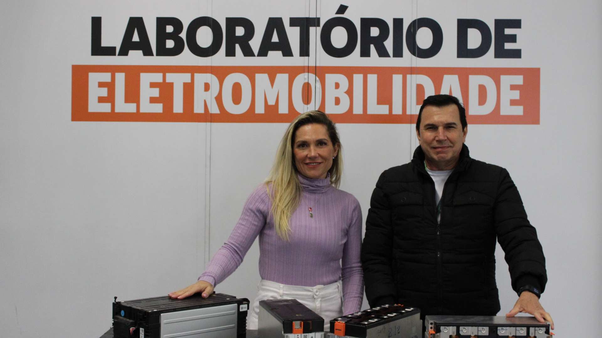 Na foto, Tathiana Canan, cofundadora da Vetrii, e Marcos Berton, pesquisador-chefe do ISI-Eletroquímica Crédito: Jesse Camargo Passaporte Veicular digital pode transformar rastreabilidade de baterias elétricas no Brasil