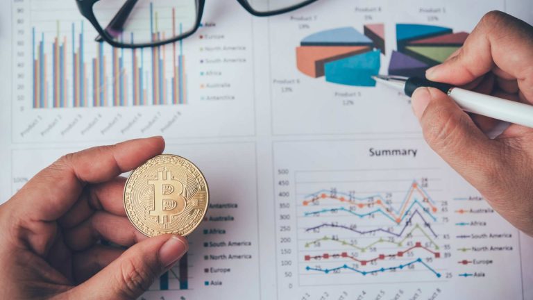 Gráficos com bitcoin em destaque Doutorado em Administração da USP oferece vagas com linha de pesquisa em criptomoedas