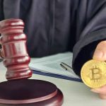 Juiz com bitcoin na mão