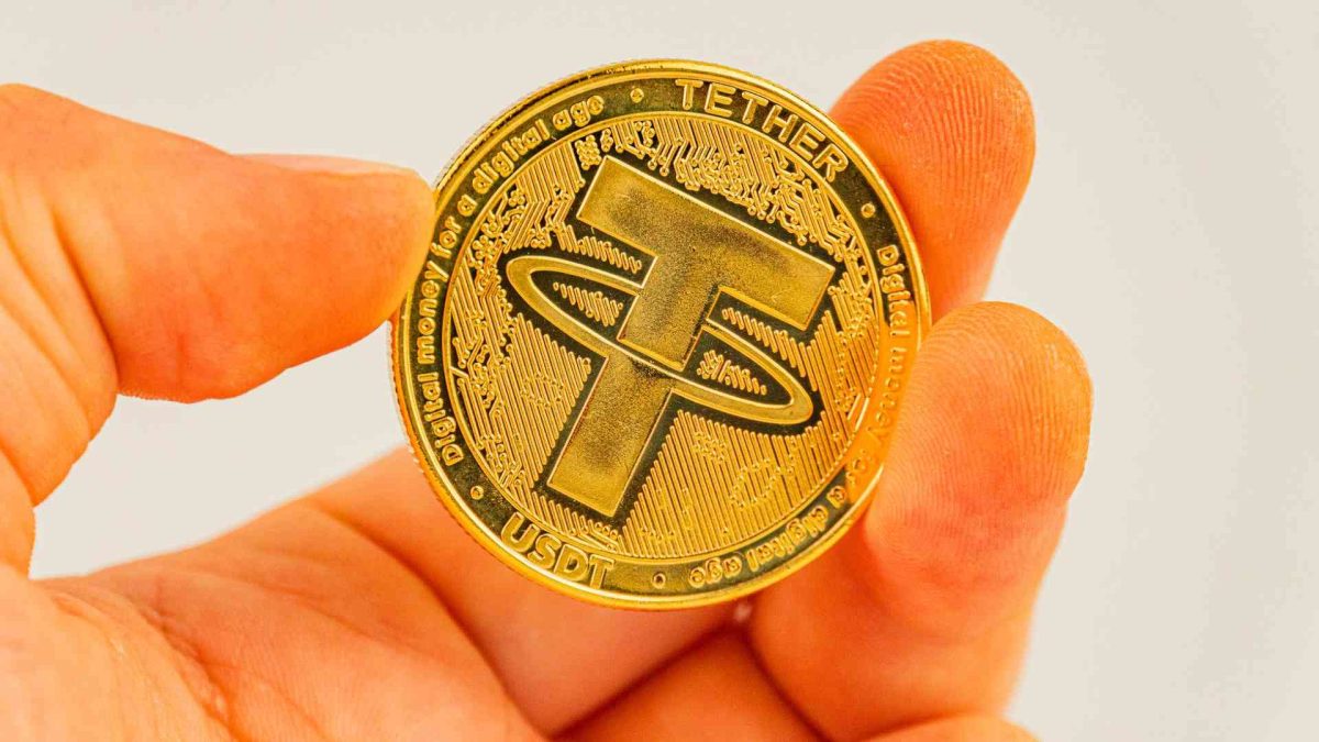 Mão segurando USDT Tether
