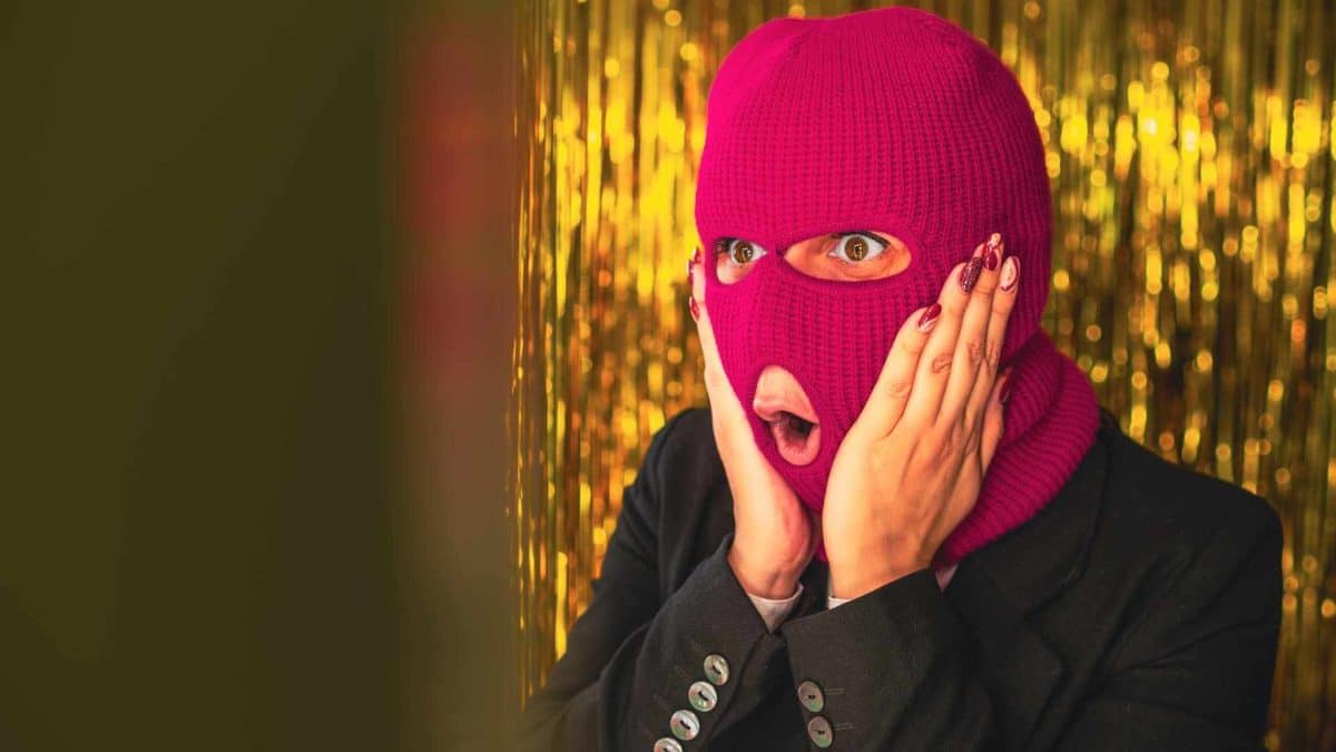 Mulher é condenada a prisão por não declarar imposto de ganhos com criptomoedas obtidas por meio de roubo