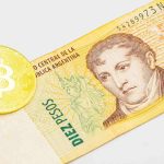 Nota de moeda Peso Argentino com bitcoin próximo