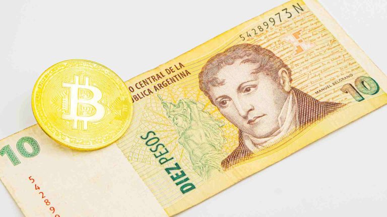 Nota de moeda Peso Argentino com bitcoin próximo