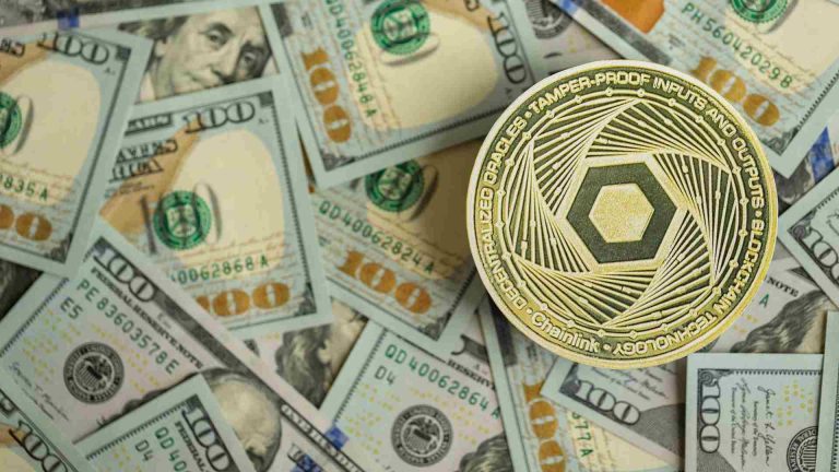 Notas de Dólar ao lado de moeda simbólica da Chainlink