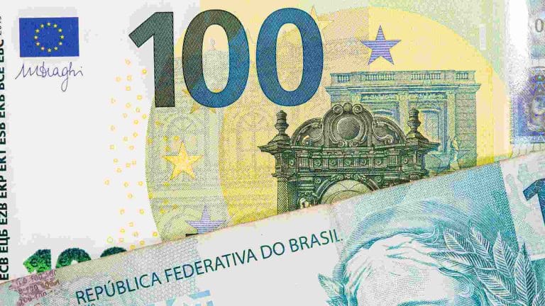 Notas de Euro e Real brasileiro em destaque