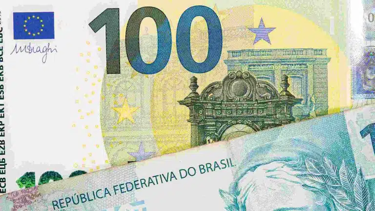 Notas de Euro e Real brasileiro em destaque