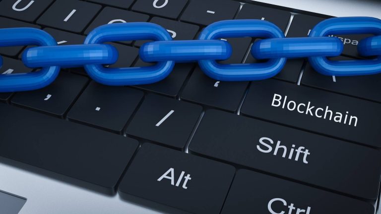 Teclado com símbolo de blockchain RNP abre seleção para bolsas em blockchain e computação quântica e salários de até R$ 8.450,00