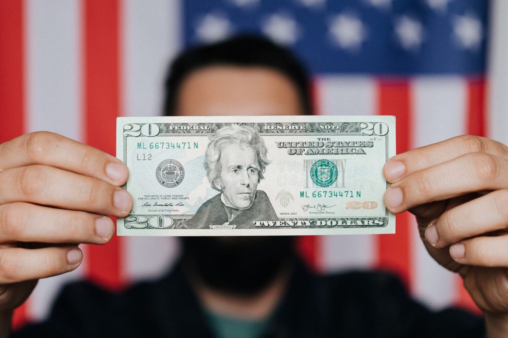 EUA criam 162 mil empregos, quase 3 vezes o esperado, apostas em alta de juros aumentam e Bitcoin cai 2%