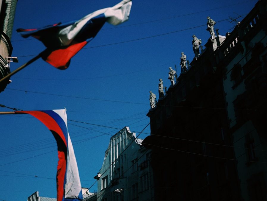Bolsa de Moscou lança futuros perpétuos de Bitcoin, Ethereum, Solana, XRP e Tron