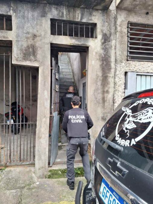 Agentes cumprindo mandado em operação contra golpe