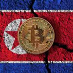 Bandeira da Coreia do Norte e bitcoin em destaque