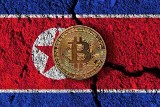 Bandeira da Coreia do Norte e bitcoin em destaque