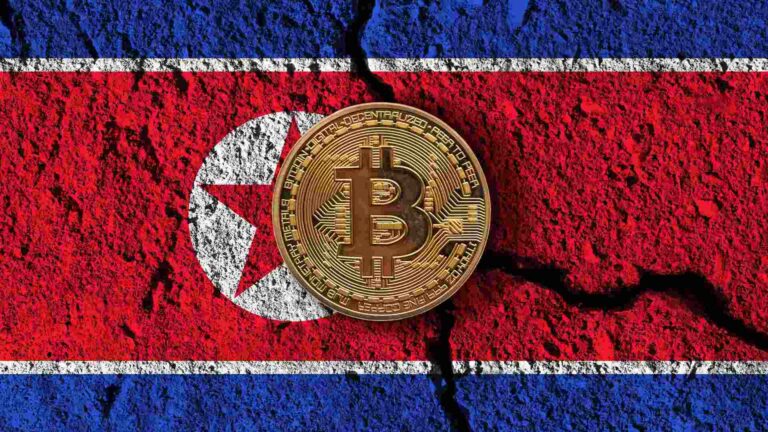 Bandeira da Coreia do Norte e bitcoin em destaque