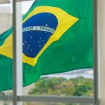 Bandeira do Brasil no prédio do TSE no dia das eleições Senado ganha novos defensores de criptomoedas, mas presidenciáveis ainda não se pronunciaram sobre o tema antes do 2º turno