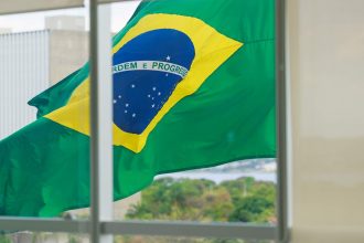 Bandeira do Brasil no prédio do TSE no dia das eleições Senado ganha novos defensores de criptomoedas, mas presidenciáveis ainda não se pronunciaram sobre o tema antes do 2º turno