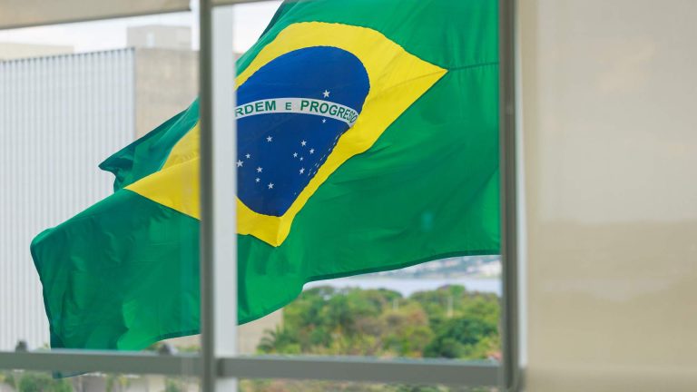 Bandeira do Brasil no prédio do TSE no dia das eleições Senado ganha novos defensores de criptomoedas, mas presidenciáveis ainda não se pronunciaram sobre o tema antes do 2º turno