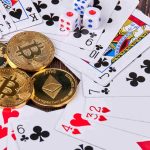 Bitcoin Ethereum e Ripple ao lado de cartas e dados em apostas Golpista rouba US$ 1,1 milhão em criptomoedas de investidores e perde tudo em bet