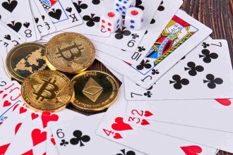 Bitcoin Ethereum e Ripple ao lado de cartas e dados em apostas Golpista rouba US$ 1,1 milhão em criptomoedas de investidores e perde tudo em bet