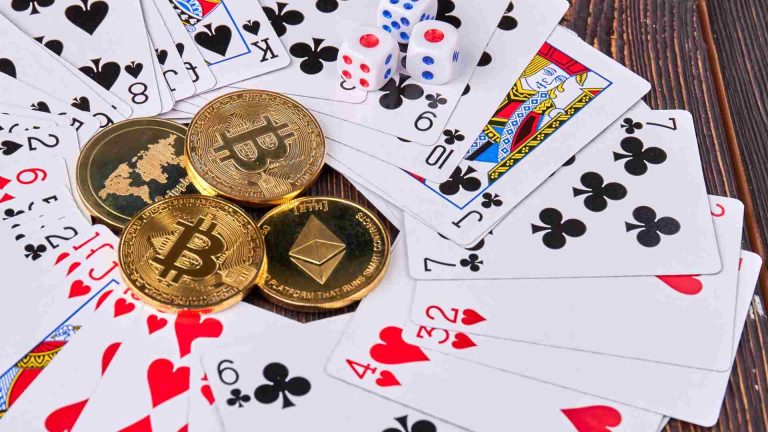 Bitcoin Ethereum e Ripple ao lado de cartas e dados em apostas Golpista rouba US$ 1,1 milhão em criptomoedas de investidores e perde tudo em bet