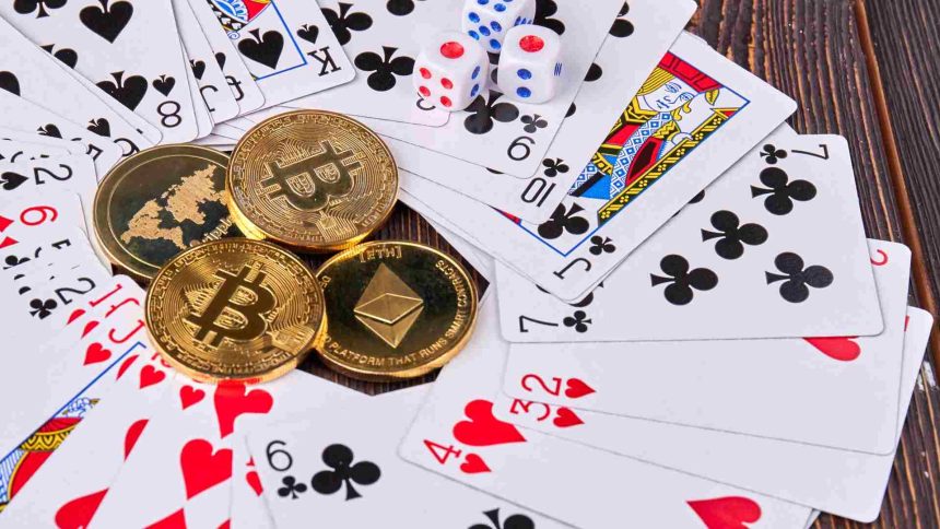 Bitcoin Ethereum e Ripple ao lado de cartas e dados em apostas Golpista rouba US$ 1,1 milhão em criptomoedas de investidores e perde tudo em bet