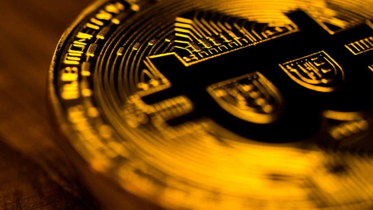Bitcoin dourado com escrita em preto