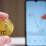 Bitcoin em destaque ao lado de celular na mão de pessoa Senado coloca pacote de projetos sobre Pix, criptomoedas e fintechs na pauta de 2027
