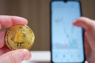 Bitcoin em destaque ao lado de celular na mão de pessoa Senado coloca pacote de projetos sobre Pix, criptomoedas e fintechs na pauta de 2027