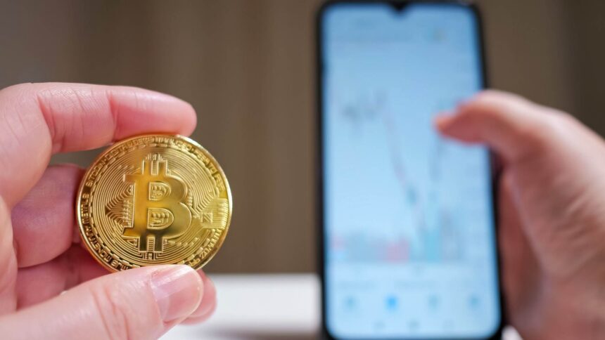 Bitcoin em destaque ao lado de celular na mão de pessoa Senado coloca pacote de projetos sobre Pix, criptomoedas e fintechs na pauta de 2027