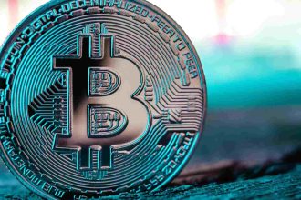 Bitcoin em destaque com tons de azul