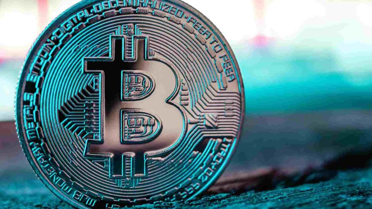 Bitcoin em destaque com tons de azul