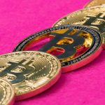 Bitcoins empilhados com fundo rosa Méliuz aprova redução de capital de R$ 160 milhões para compor reserva financeira